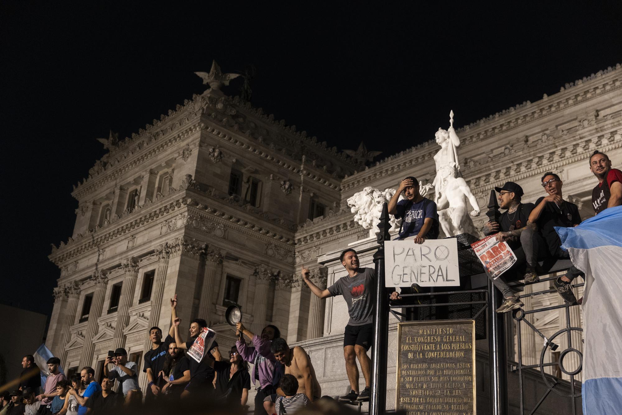Cacerolazo para protestar contra el Decreto de Necesidad y Urgencia (DNU) anunciado por el presidente Javier Milei. - 21
